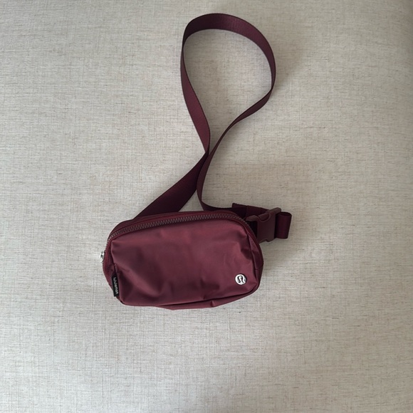 lululemon athletica Handbags - Lululemon Everywhere Belt Bag 1L